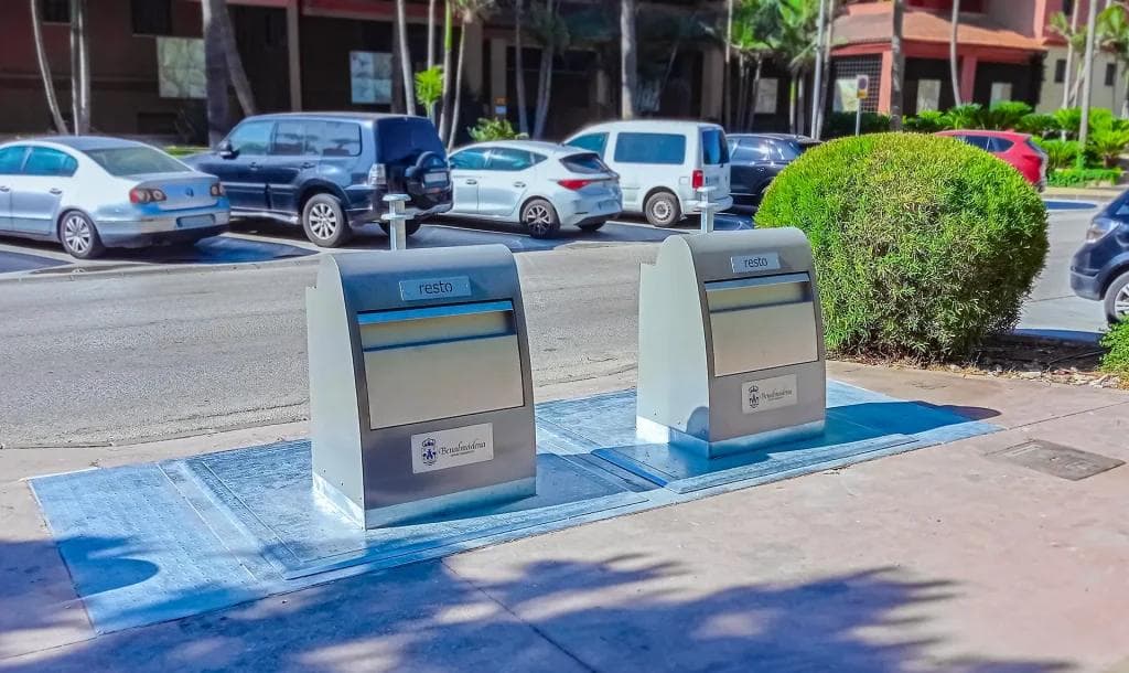 Benalmádena instala 400 contenedores soterrados